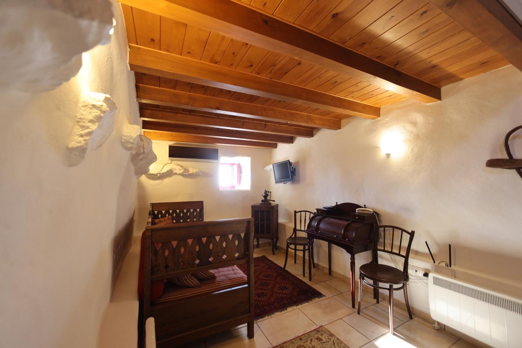 Lithos Stone Suites Ареополі Номер фото