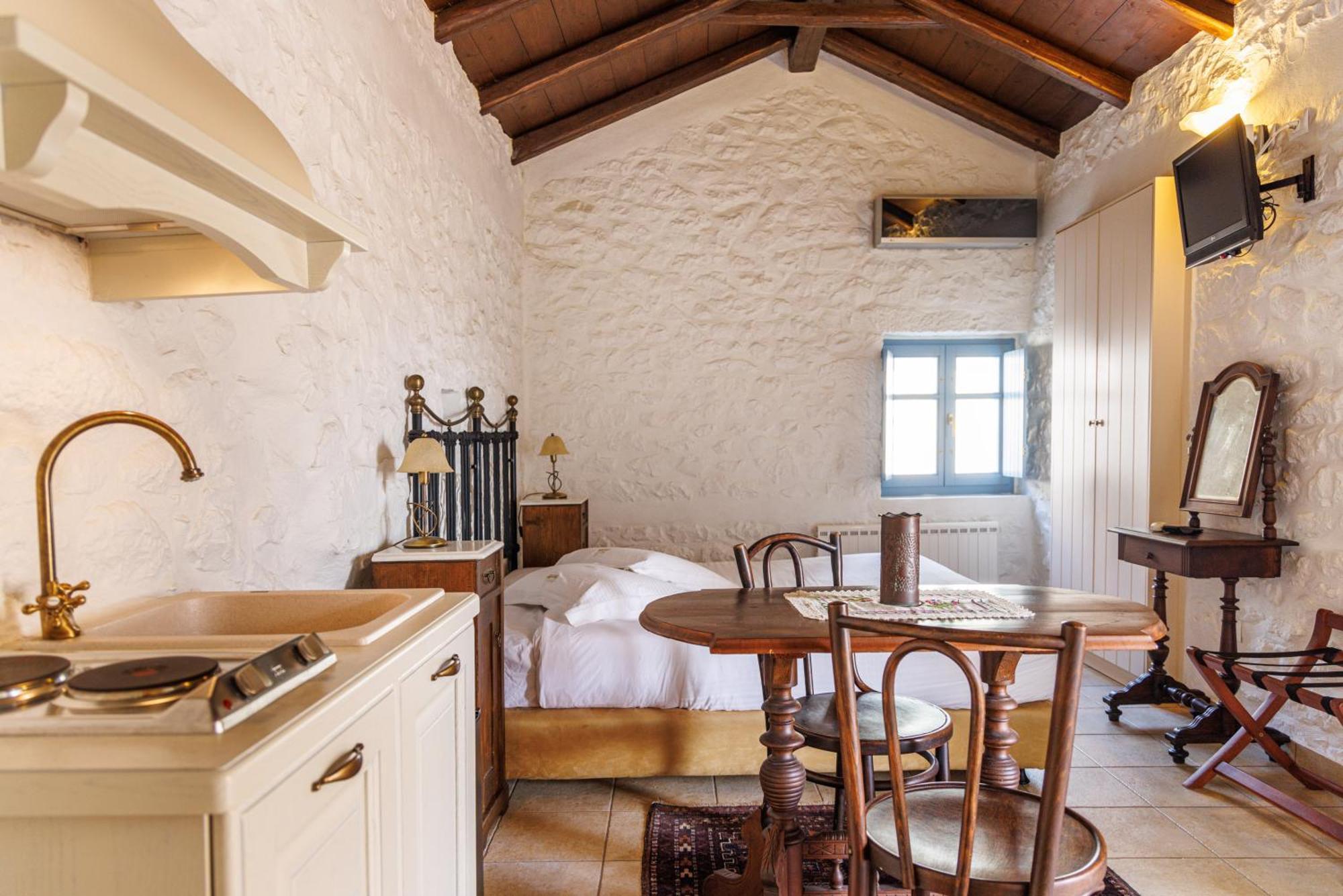 Lithos Stone Suites Ареополі Номер фото